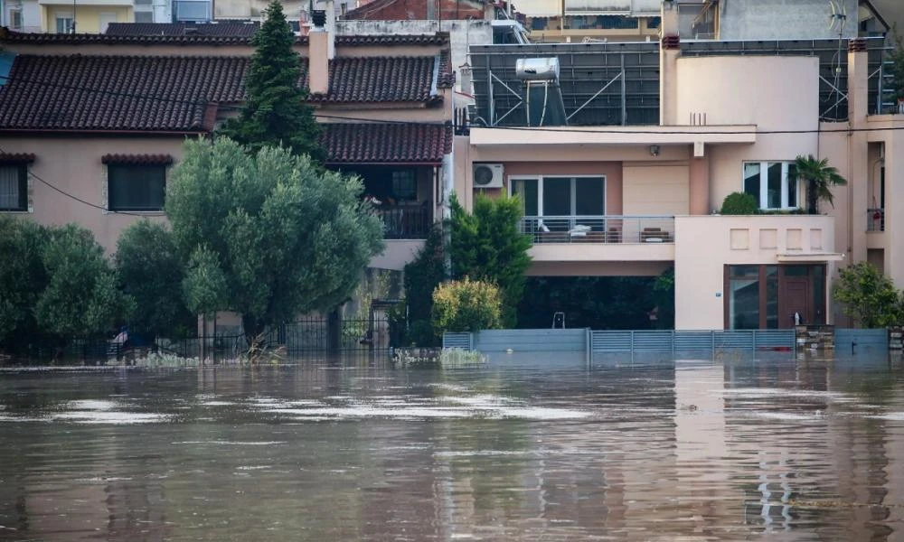 Μπήκε στη Λάρισα ο Πηνειός - Μήνυμα από το «112» στον Ιπποκράτη